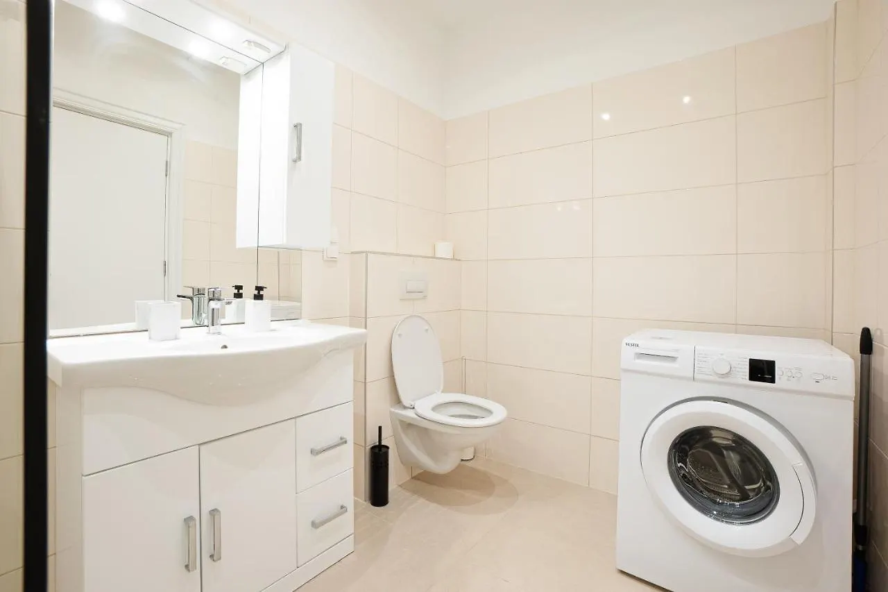 Apartment In The Central Area. 5 Minute'S Walk To The Danube. Vienna