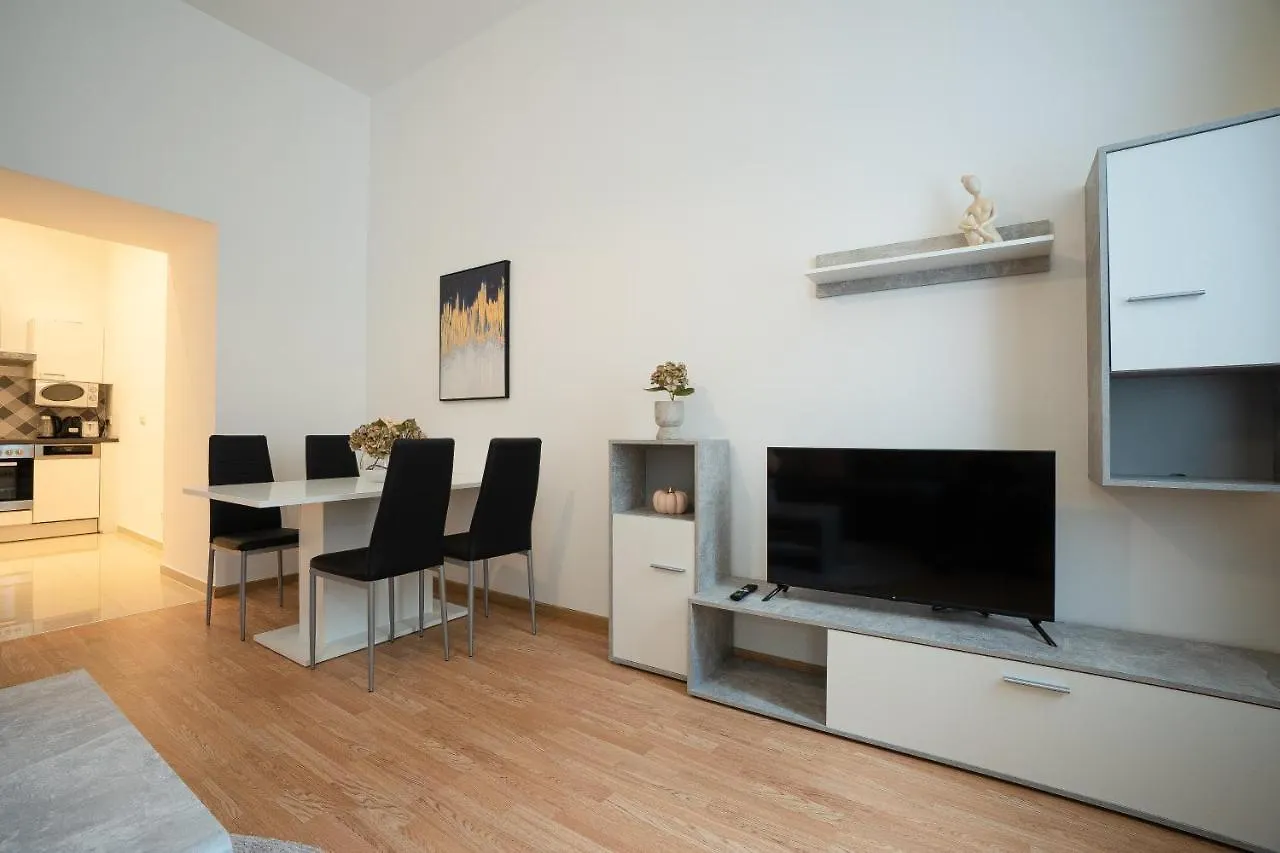 Apartment In The Central Area. 5 Minute'S Walk To The Danube. Vienna Austria