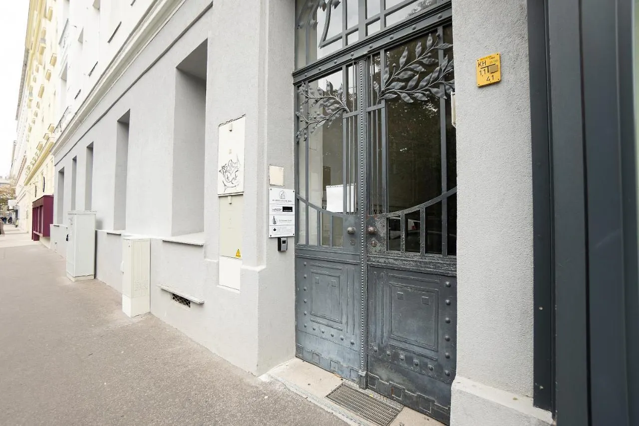Apartment In The Central Area. 5 Minute'S Walk To The Danube. Vienna Austria
